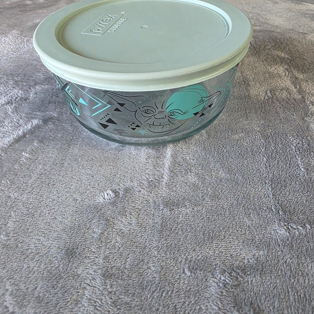 Vintage PYREX #7201 Star Wars Yoda & Lightsabers‎ 4-Cup Round Glass Storage Bowl